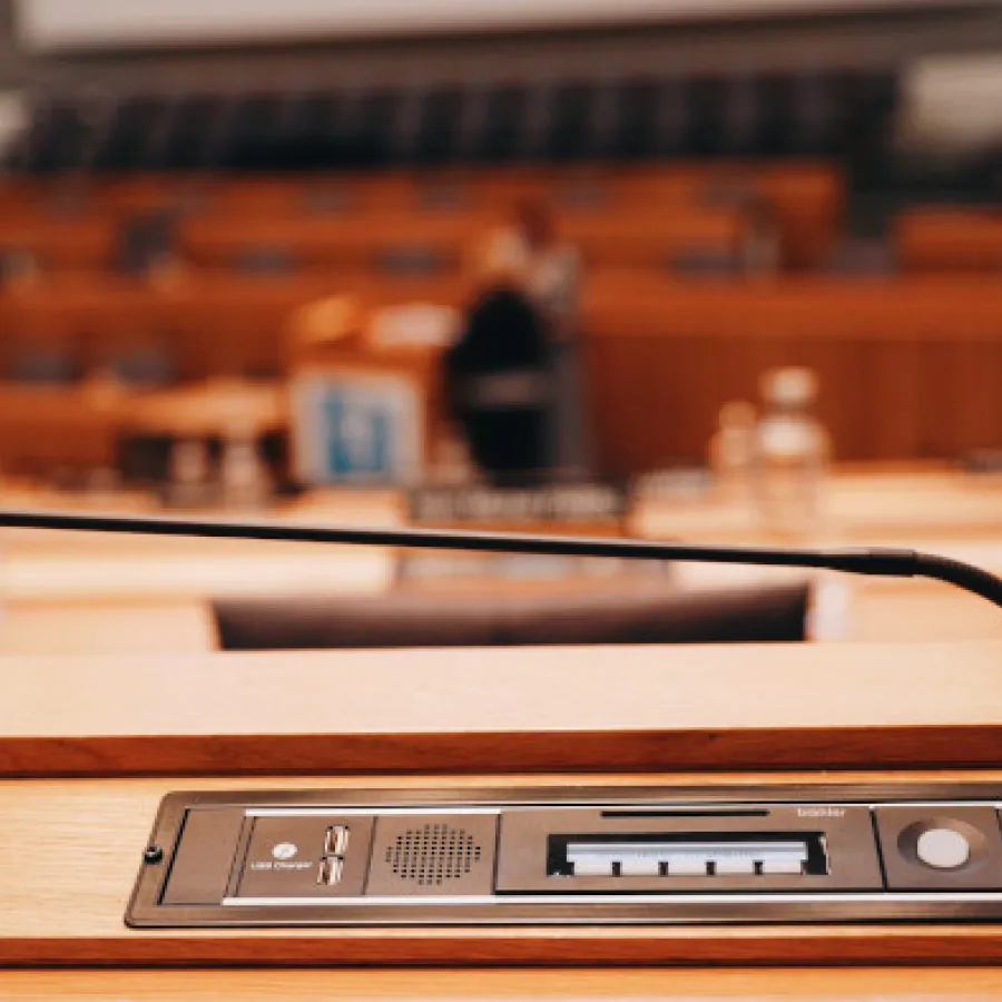 Les sessions départementales ont lieu dans la salle de l'Assemblée de l'Hôtel du Département.
