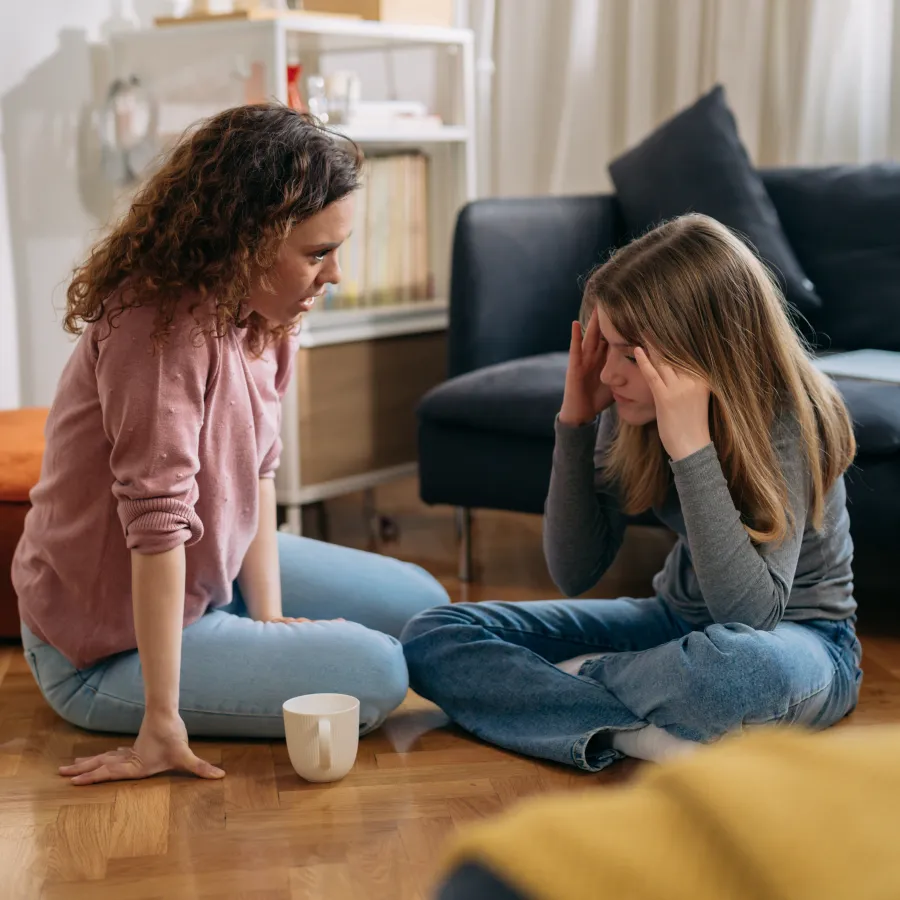 Une mère réconforte sa fille adolescente déprimée
