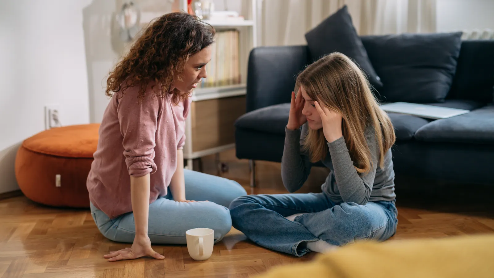 Une mère réconforte sa fille adolescente déprimée