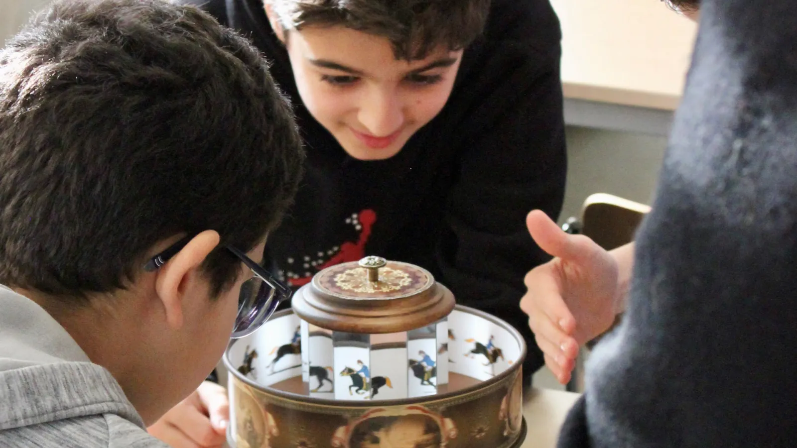 Deux élèves observent un zootrope