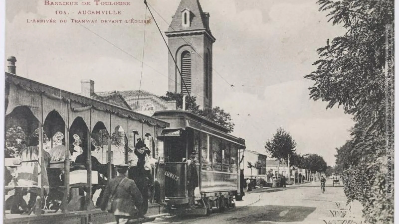 Aucamville (31140) : l'arrivée du tramway devant l'église (entre 1905 et 1925)