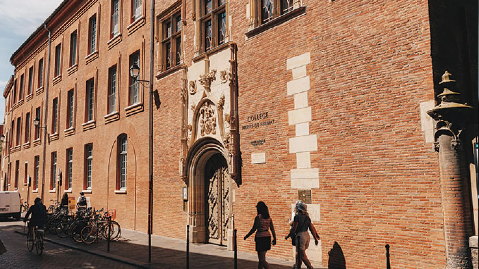 La façade du collège Pierre de fermât 